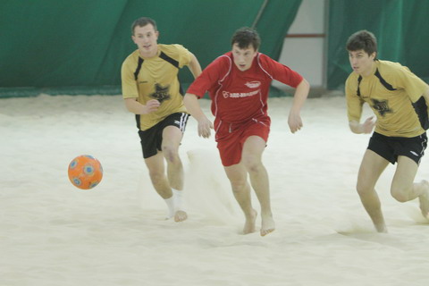Набрав по девять очков в стартовых трёх турах "Apollo", FC "CITY" и "Зевс" возглавили таблицу группы "В"