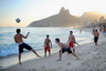 На  бразильском пляже запрещено играть в пляжный футбол...